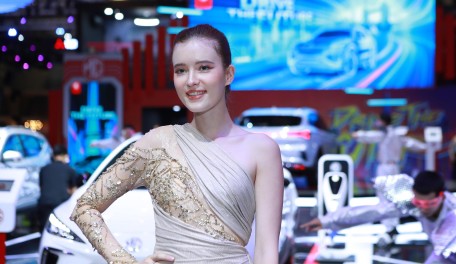 Dàn người mẫu "thiêu đốt ánh nhìn" tại Vietnam Motor Show 2022